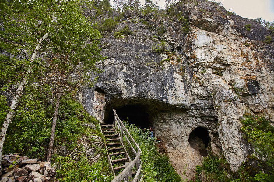 "Денисова" пещера находится в пешей доступности от Усадьбы.
