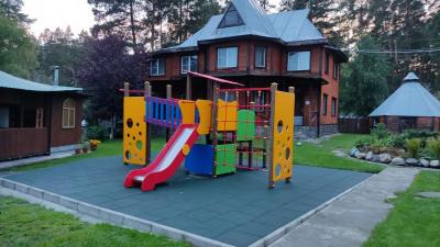 Детская площадка и коттедж Кедровый