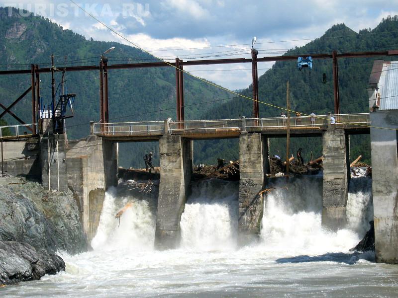 Завалы на ГЭС после сильного паводка в июне 2014 г