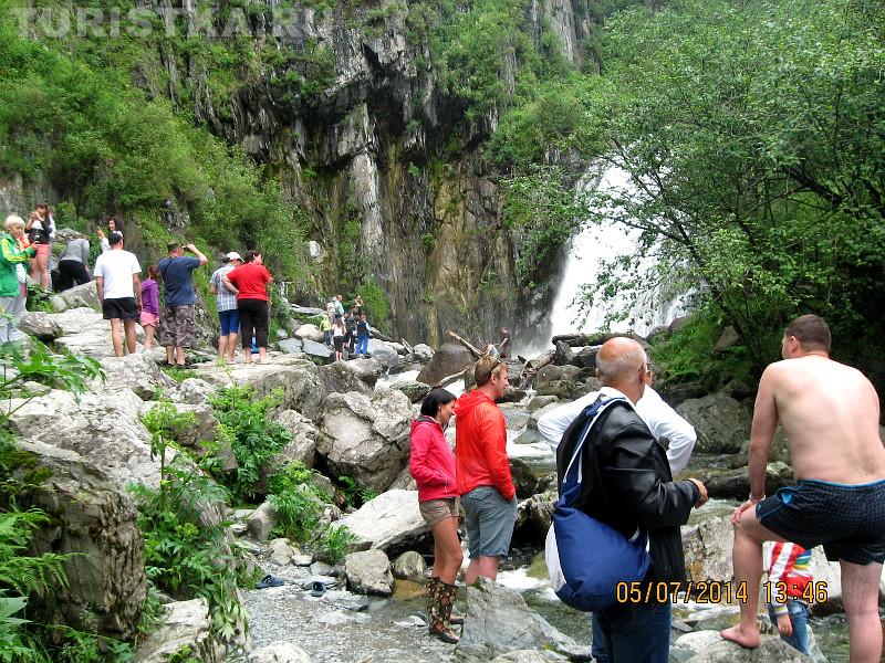 Туристы у водопада Корбу