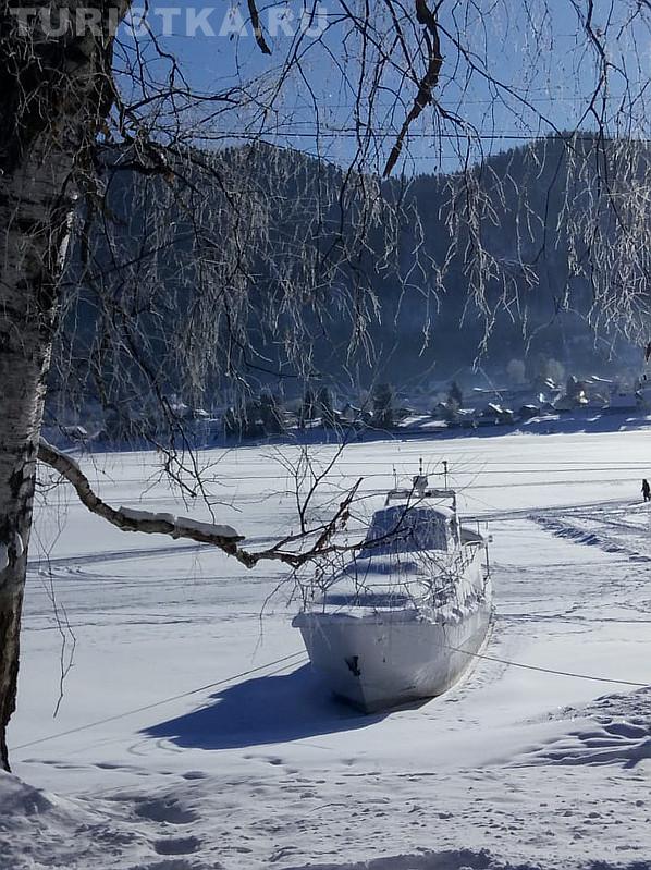 Катера на Телецком озере зимой