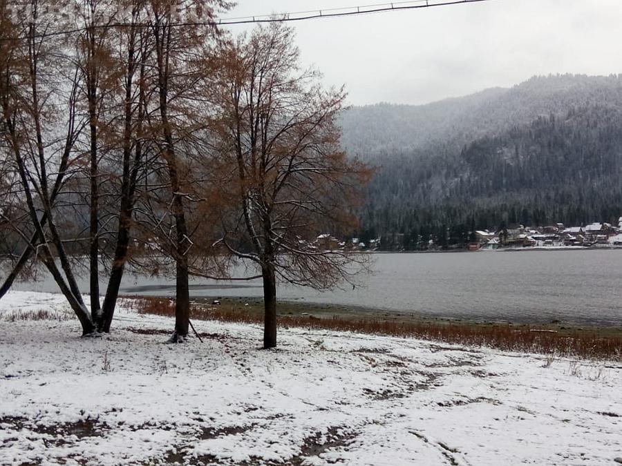 Снег на Телецком озере