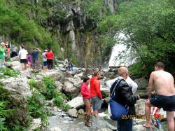 Горный Алтай : Телецкое озеро : Водопад Корбу : Туристы у водопада Корбу