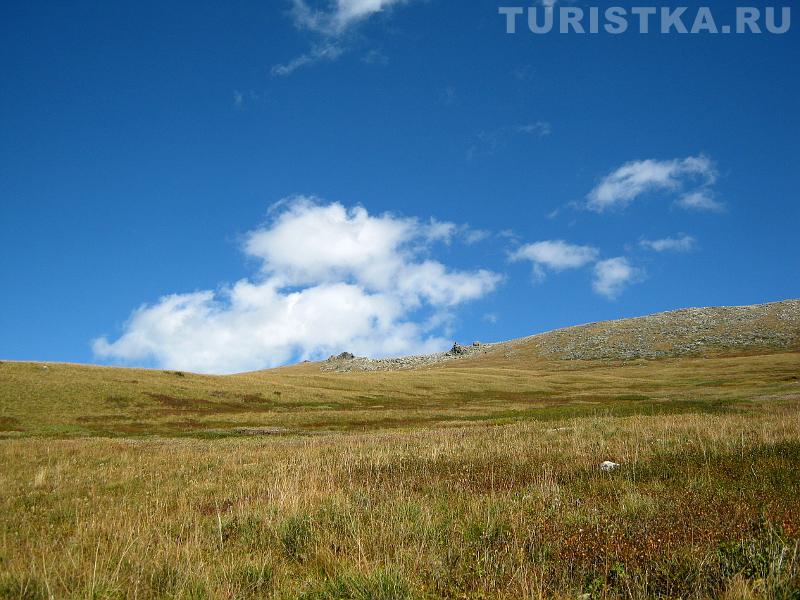 Путь от р. Акчан к озеру Кыргыз, правый край долины Сарыбель, тропа поднимается выше уровня леса