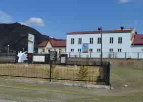 Школа и памятник погибшив в ВОВ