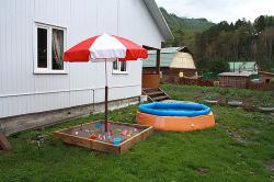 Детская площадка с маленьким бассейном