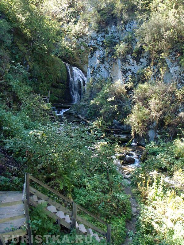 Лестницы и тропа к водопаду Чедор