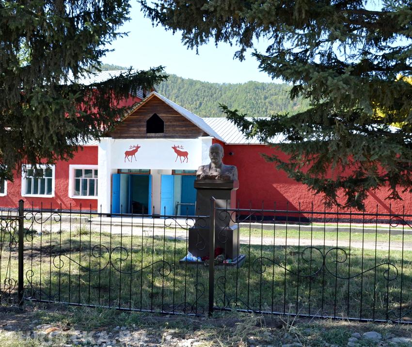 Памятник Ленину в селе