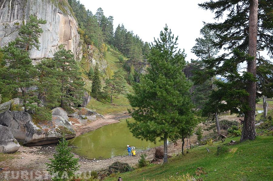 Скалы и озеро Шаманов рядом со скалой Кит