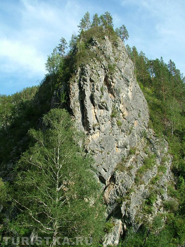 Скалы в ущелье по дороге к водопаду