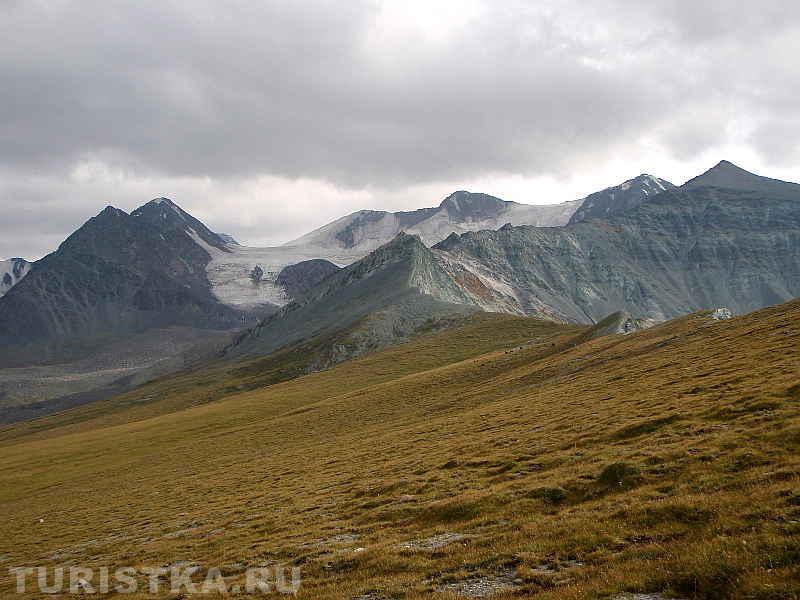 Подъем из долины р. Текелю к ущелью Ярлу (обрыв справа), впереди ледник Текелю