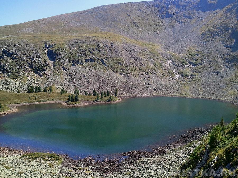 Озеро Манас с подъема на гору Кабарга