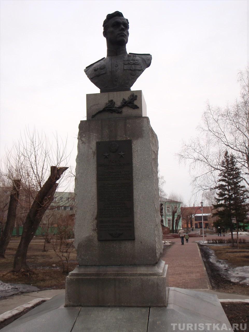 Памятник Дважды Герою Советского Союза Плотникову