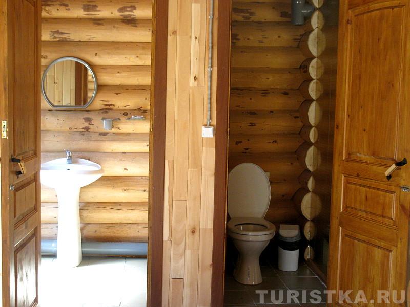 Туалет и раковина в Летнем коттедже
