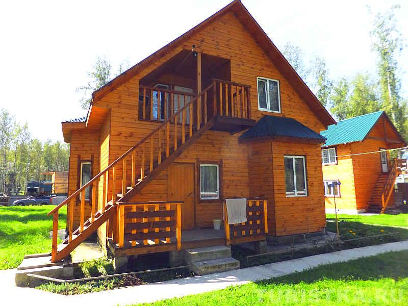 Деревянные двухэтажные дома для гостей базы