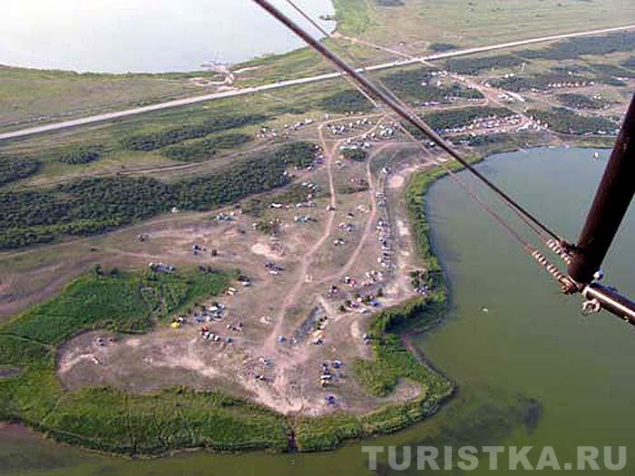 Вид на комплекс и озера с высоты птичьего полета