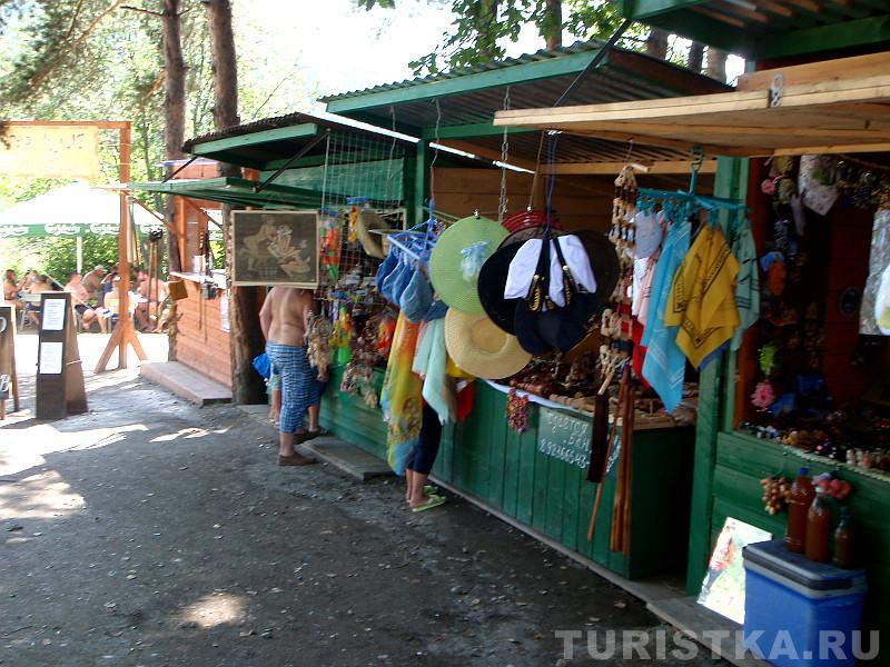Рынок при подъезде к озеру