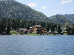 Отдых на Алтае : Отели и гостевые дома на Телецком озере : Вид на Гостевой дом на Телецком