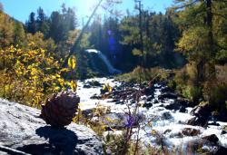 Водопад на речке Поперечная осенью