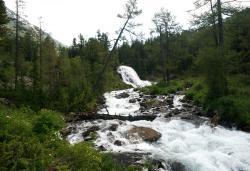 8-ми метровый водопад на речке