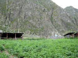 Сельский дом в Тюнгуре у подножья горы