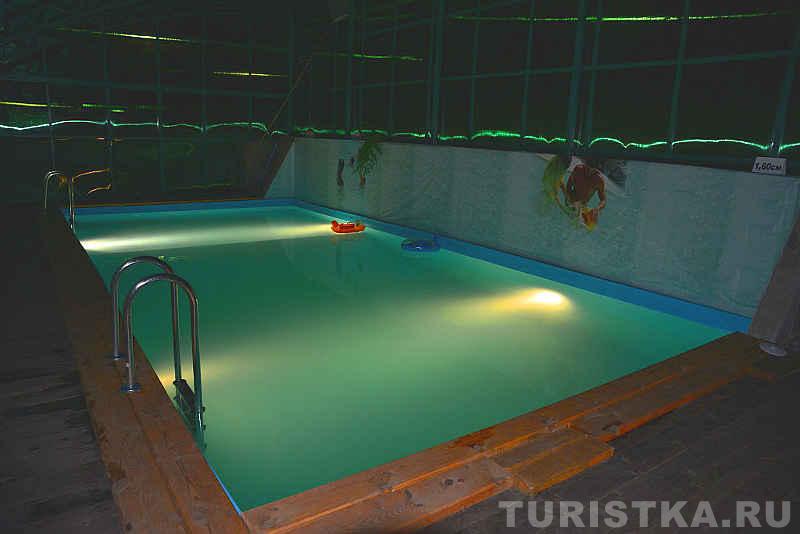 Крытый бассейн с подогревом и подсветкой