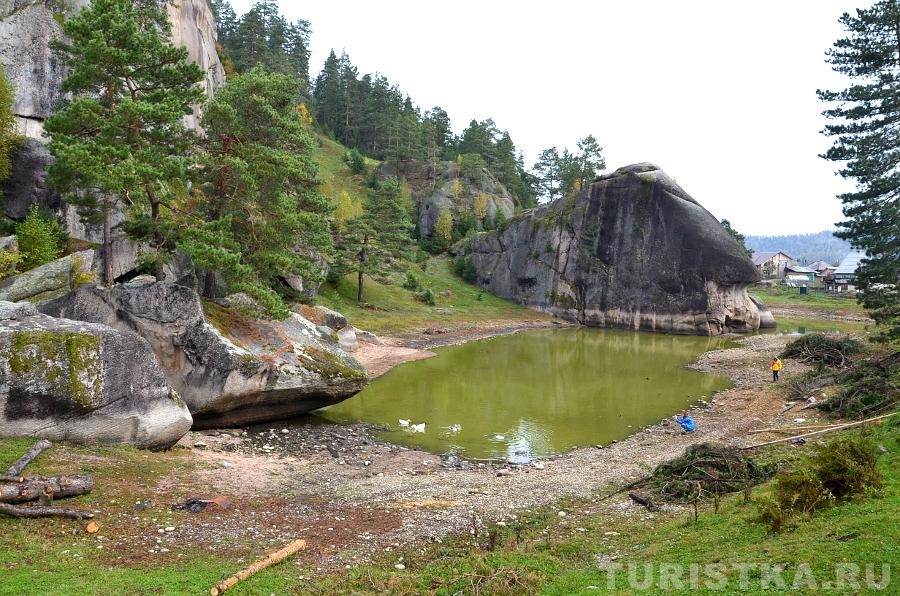 Скалы и озеро рядом со скалой Кит