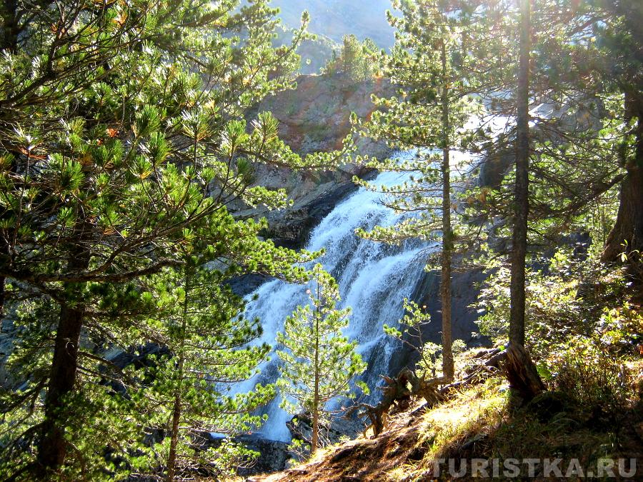 Куйгуксукий водопад со стороны тропы к Нижнему Куйгукскому озеру