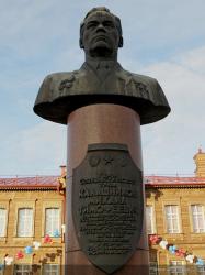 Памятник М. Т. Калашникову