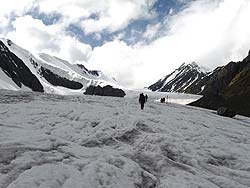 Горный Алтай : Алтаеведение : Ледник повыше — под снегом