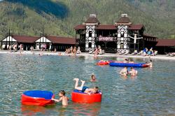 Отдых на Алтае : Теплые озера : Развлекательный комплекс Рублевка : Озеро на Рублевке и кафе