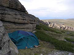 Конный поход на плато Укок : Палатка за выступом скалы
