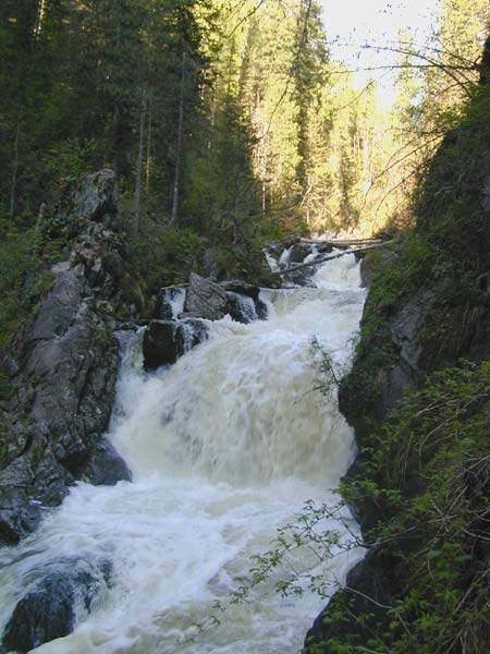 Каскад водопадов Третьей речки при большой воде