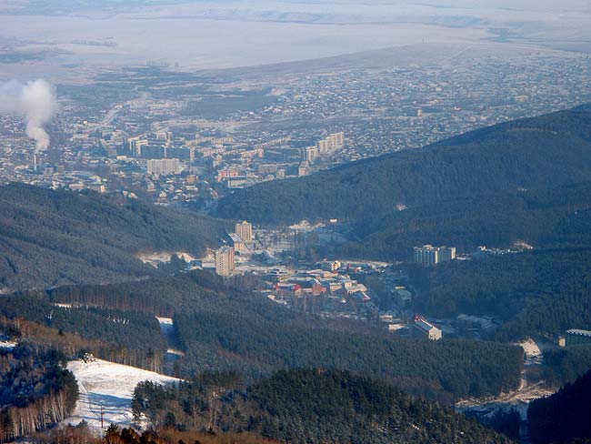 Город Белокуриха у подножья гор и курортная зана Белокурихи в долине между горами
