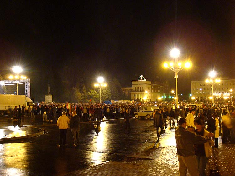 Праздник на центральной площади города