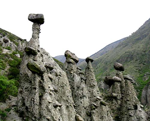 Каменные грибы в ущелье Карасу
