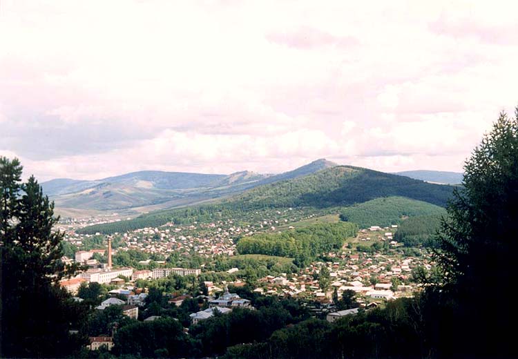 Вид с Комсомолки на город в долине, горы Колбашку и Серемейку