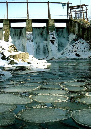 Чемальская ГЭС зимой
