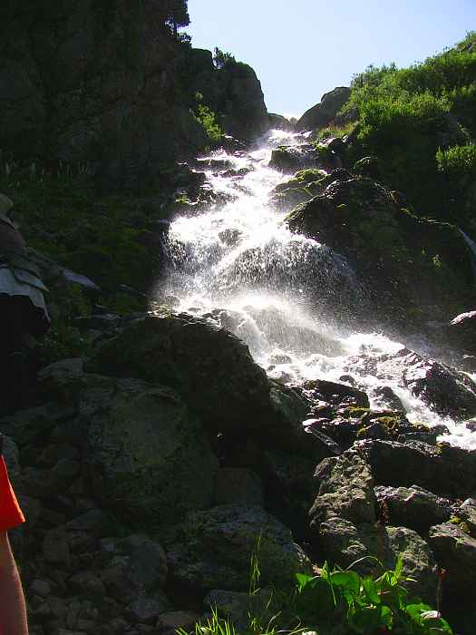 Водопад у подножья Красной горы
