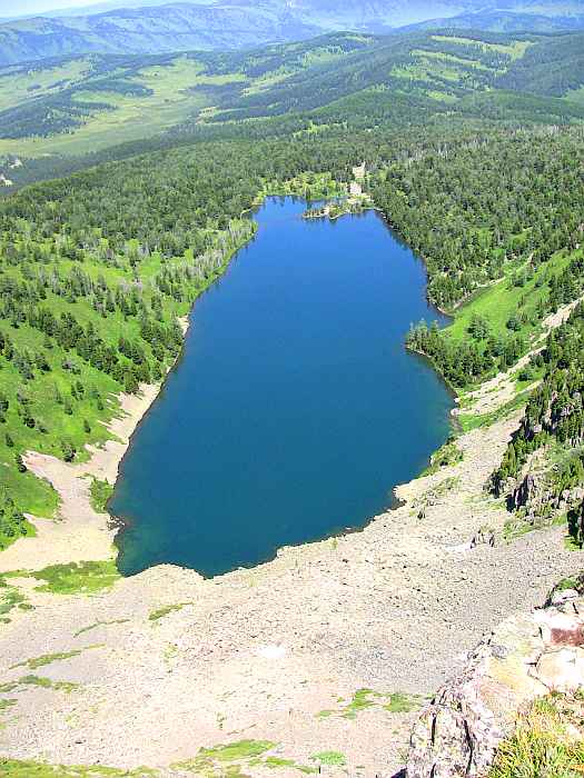 Вид на 1 озеро с холма вблизи 2 озера