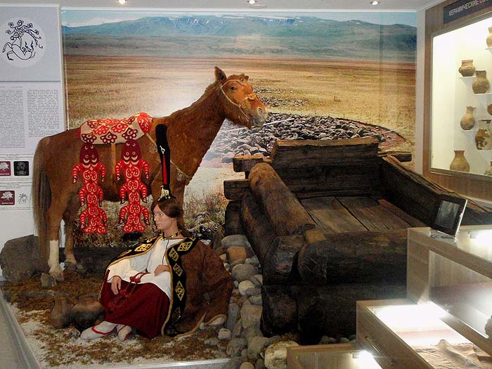 Курганы на плато Укок, деревянная кровать в захоронении мужчины на плато Укок