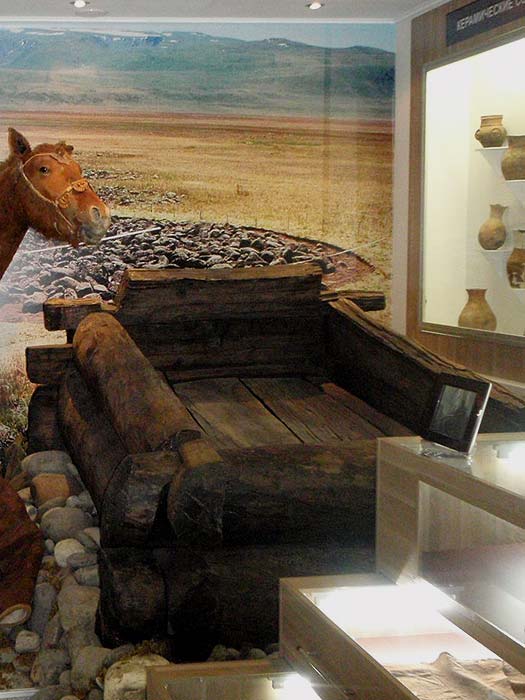 Деревянная кровать в захоронении мужчины на плато Укок