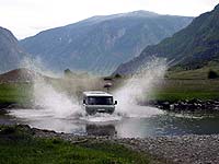 Автопробег по Горному Алтаю (май 2006) : Ульян на переправе