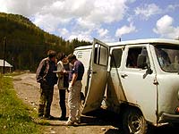 Автопробег по Горному Алтаю (май 2006) : Беседа с Геной возле Денисовой пещеры