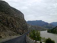 Автопробег по Горному Алтаю (май 2006) : Чуйский тракт за селом Иня