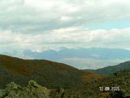 Поход по Горному Алтаю (сентябрь 2005) : Вид на долину и хребет вдали (за Чуйским трактом)