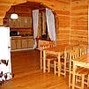 Горный Алтай : Гостиничный комплекс  «Коттеджи в Узнезе» : Кухня в деревянном коттедже