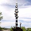 Горный Алтай : Турбаза Спутник недалеко от озера Ая : Полосатый столб со скворечниками, олицетворяющий Нулевой километр