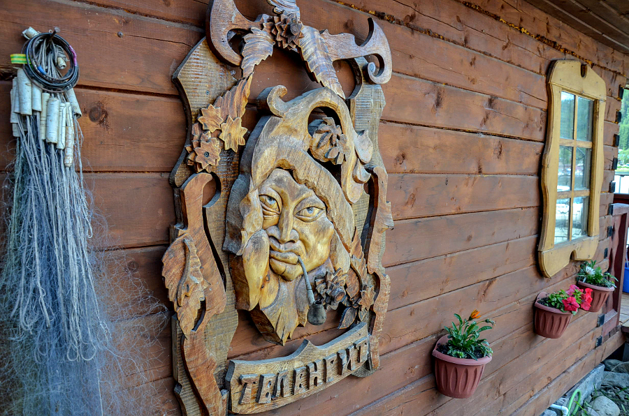 Деревянное панно «Теленгит» на стене бани