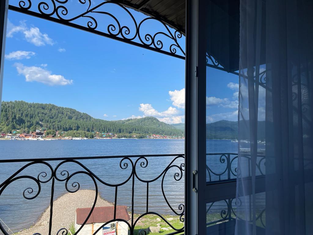 Коттедж Панорама, вид со второго этажа на Телецкое озеро